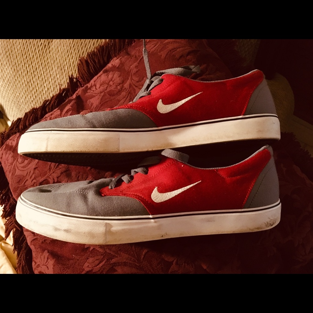 NIKE RED GRAY SHOES EXCELLENT CONDITION SZ 13